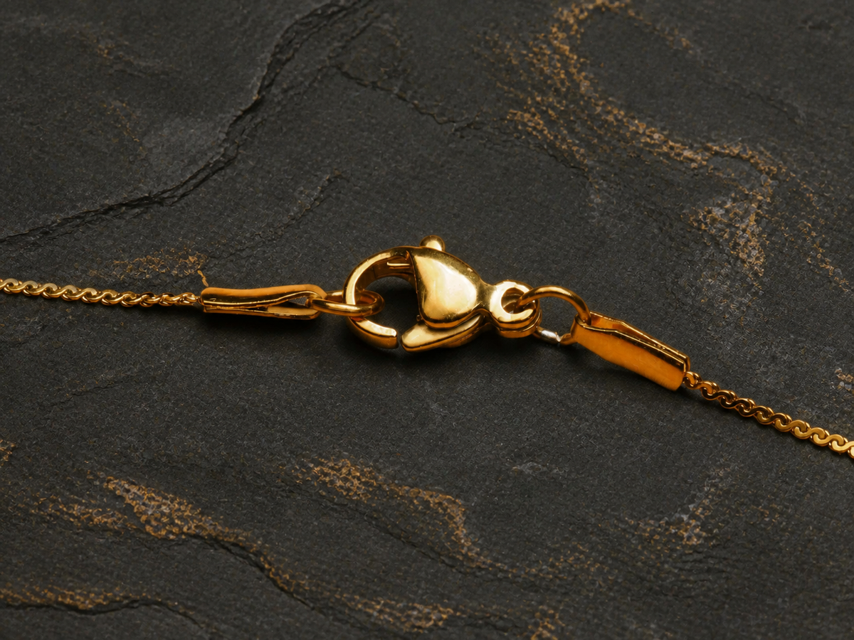Ivory Strata fine gold chain clasp detail