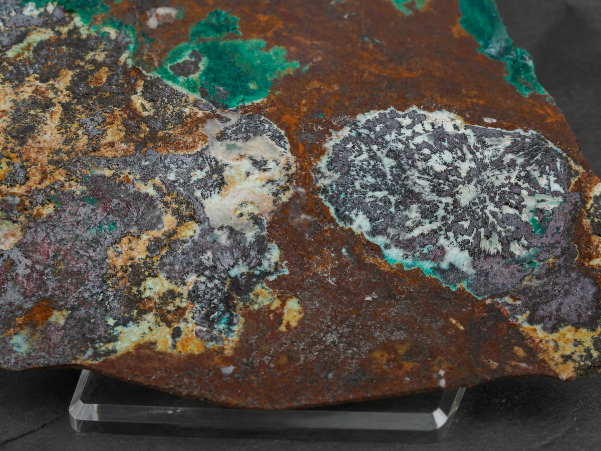 DeGrussa malachite with cuprite, close surface detail