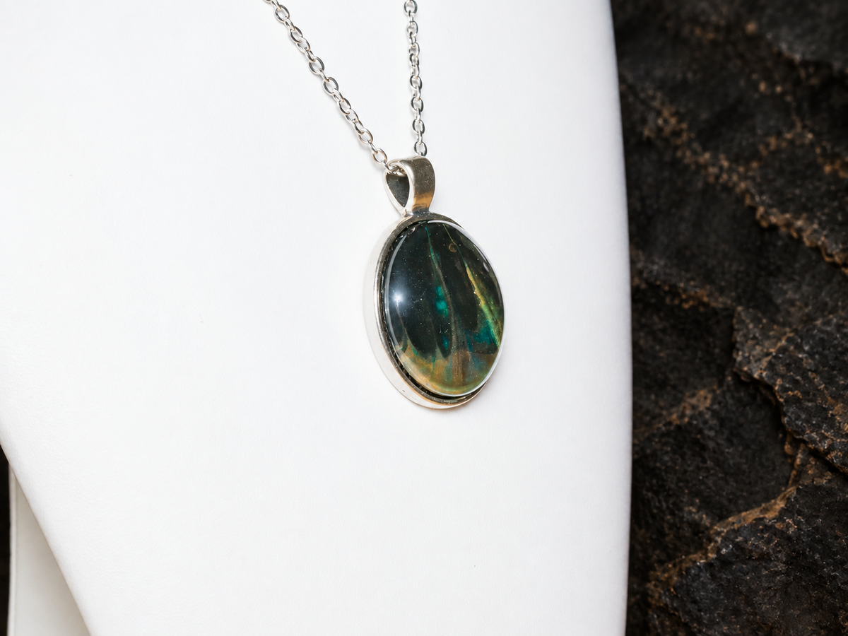 Verdant Rift domed round pendant side profile