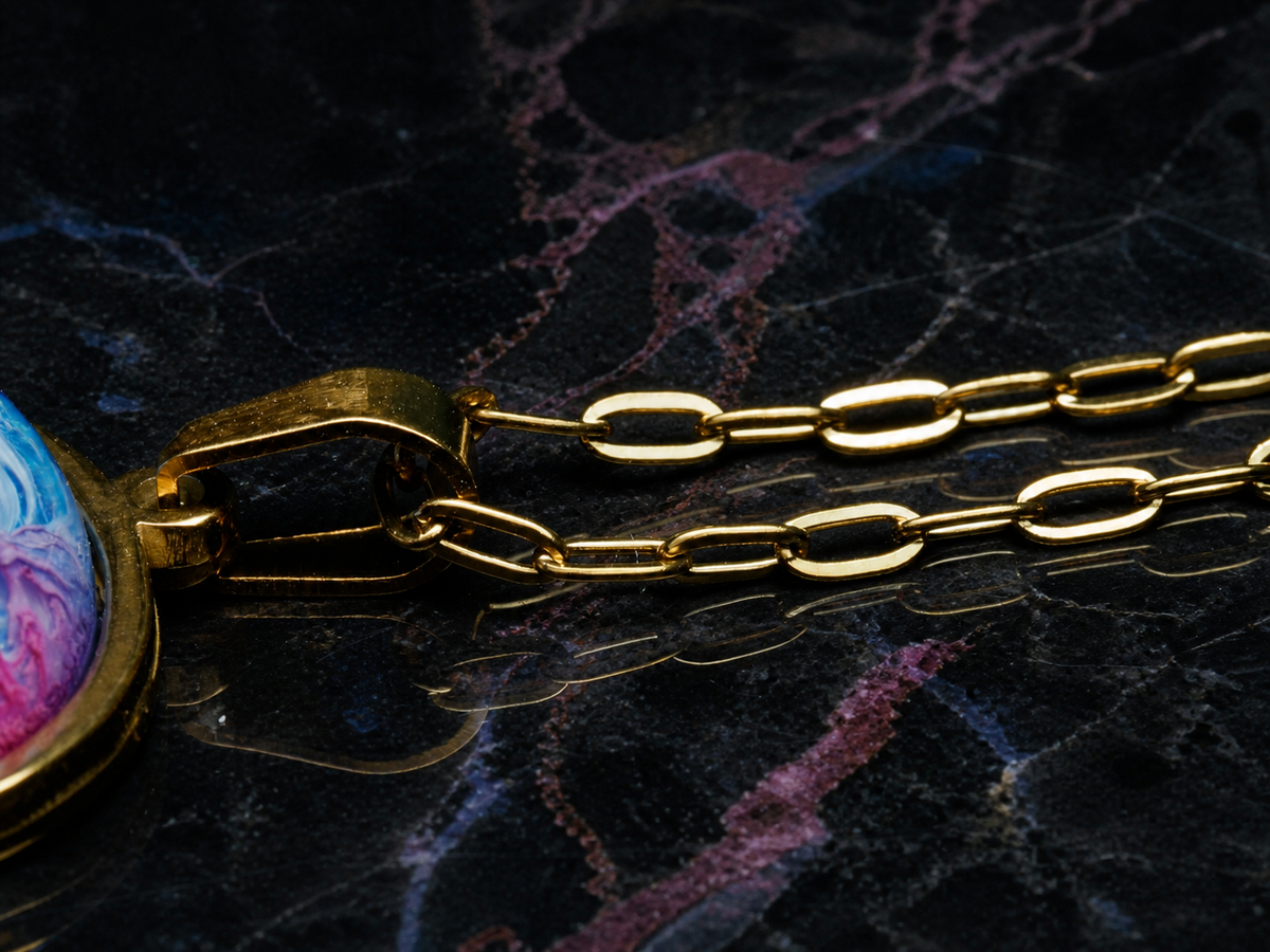 Detail of the 55cm 18k gold plated stainless steel chain