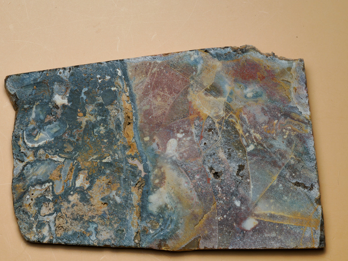 Close view of the brecciated jasper with agate slab's natural fragment pattern and colour.