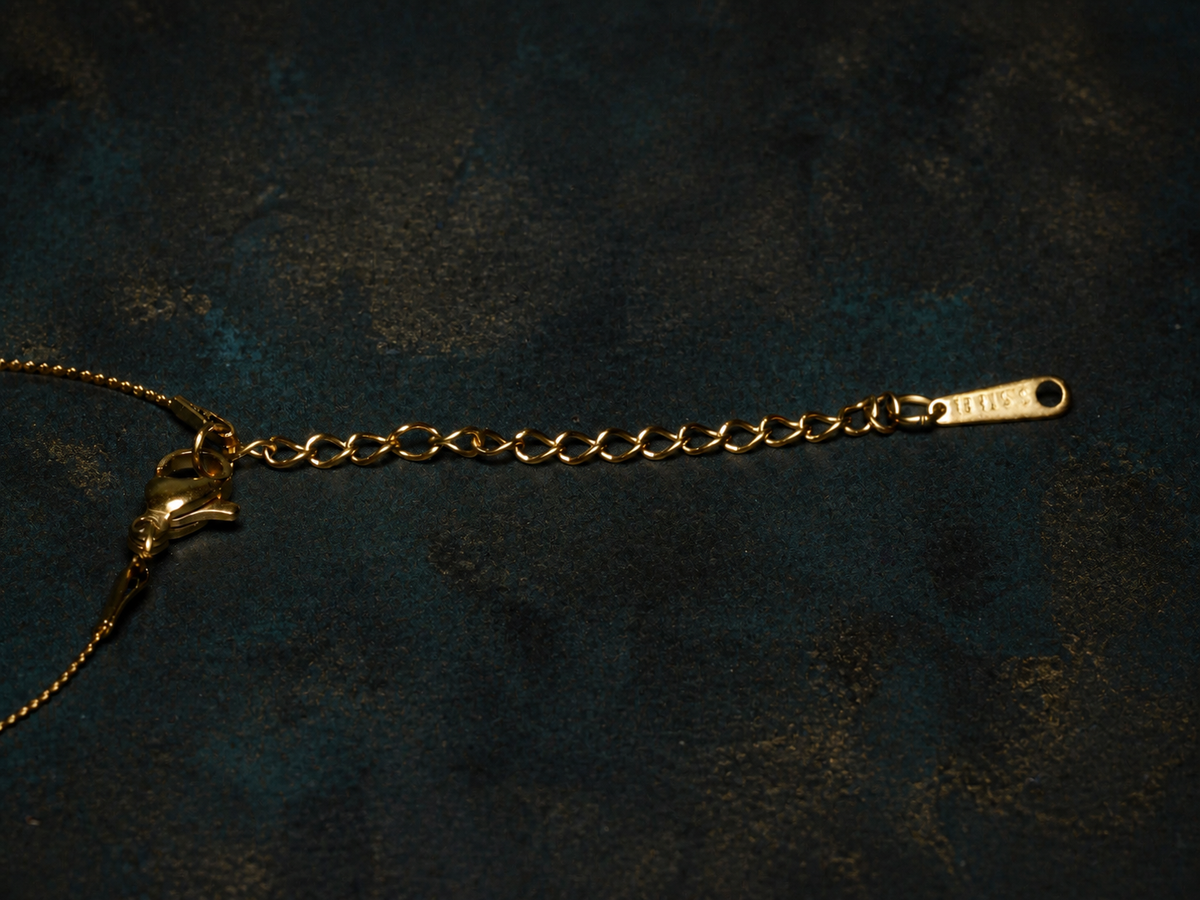 Close-up of the gold-plated chain, clasp and extension
