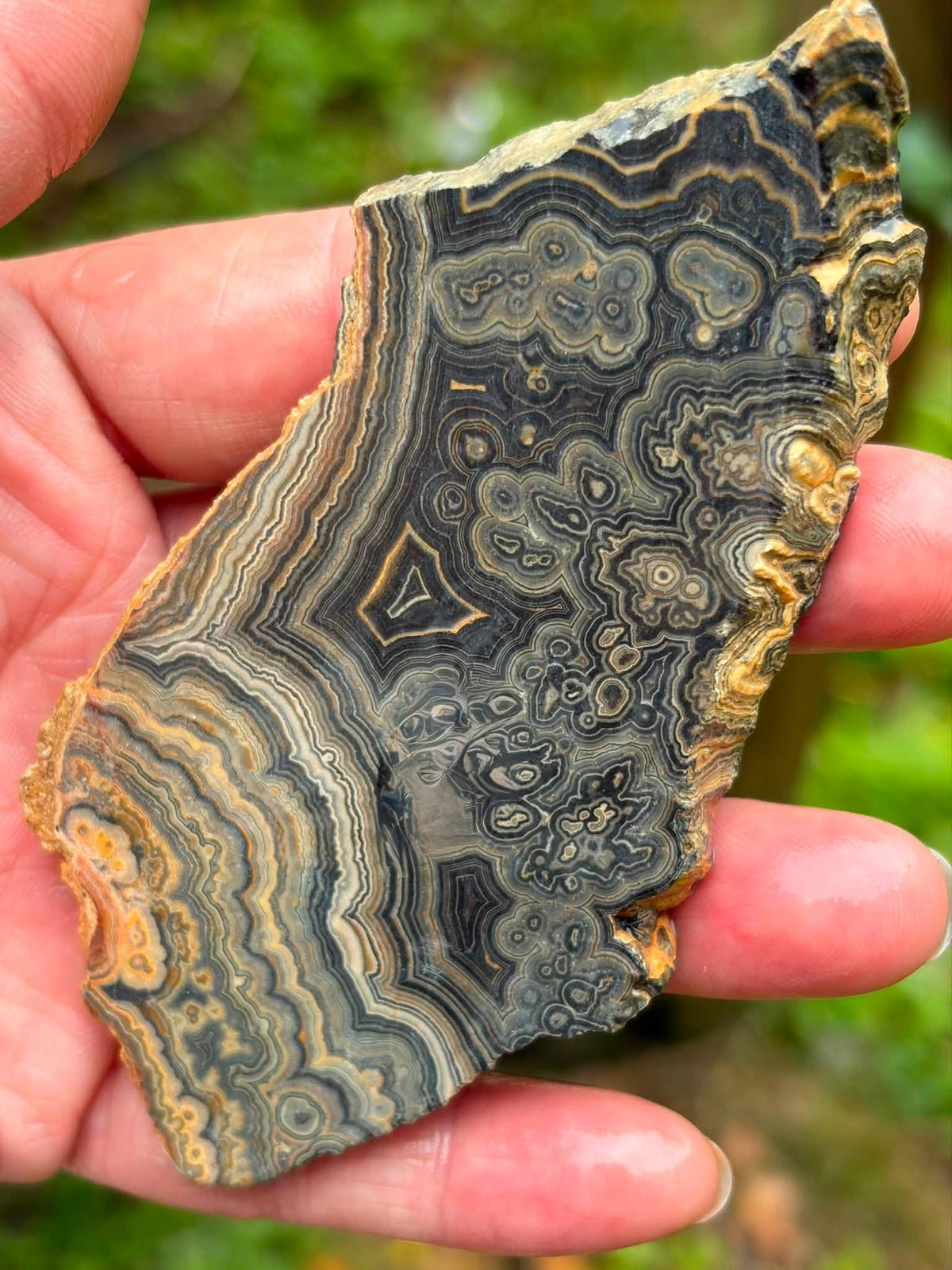Close supplier photograph showing flowering patterns in the tube onyx slab