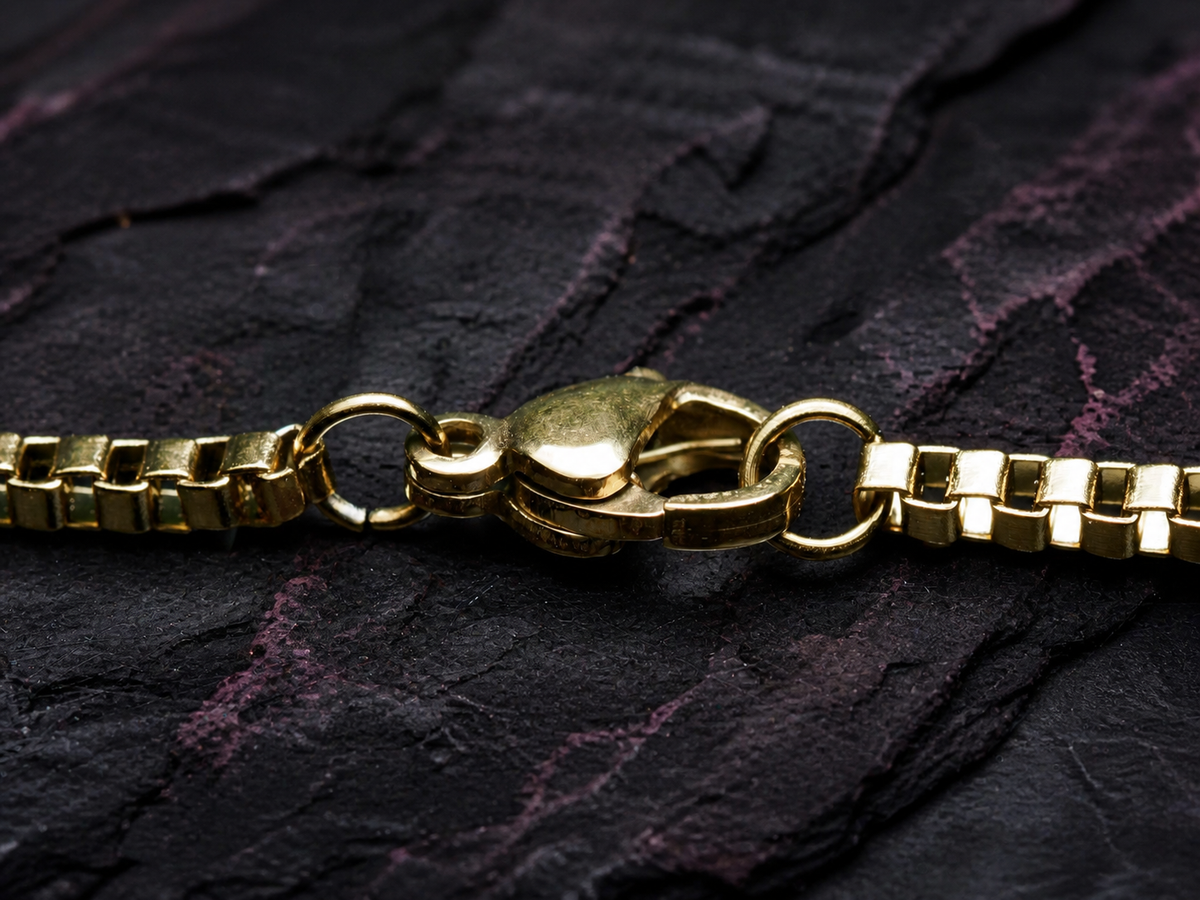 Detail of the 18k gold plated stainless steel large box chain