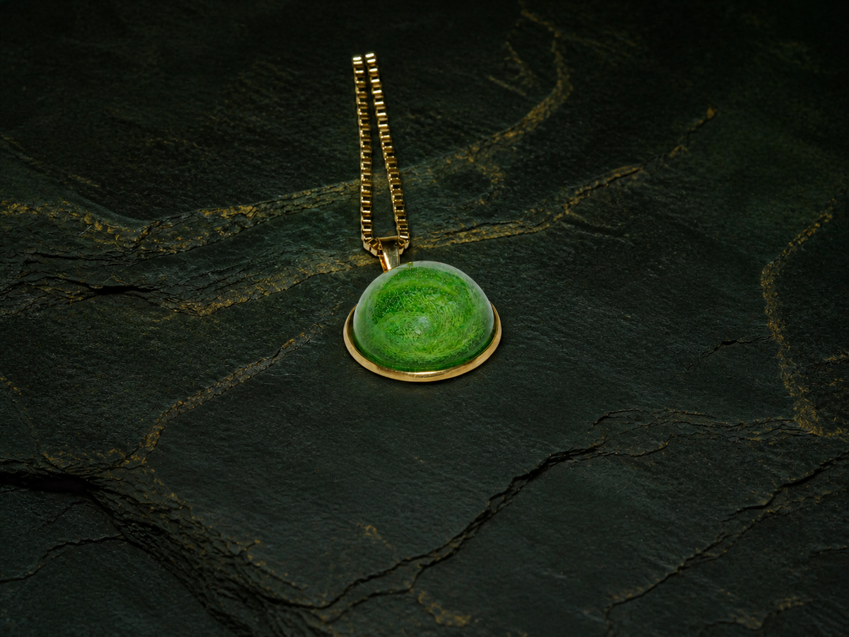 Emerald-coloured dome pendant and gold-plated loose box chain