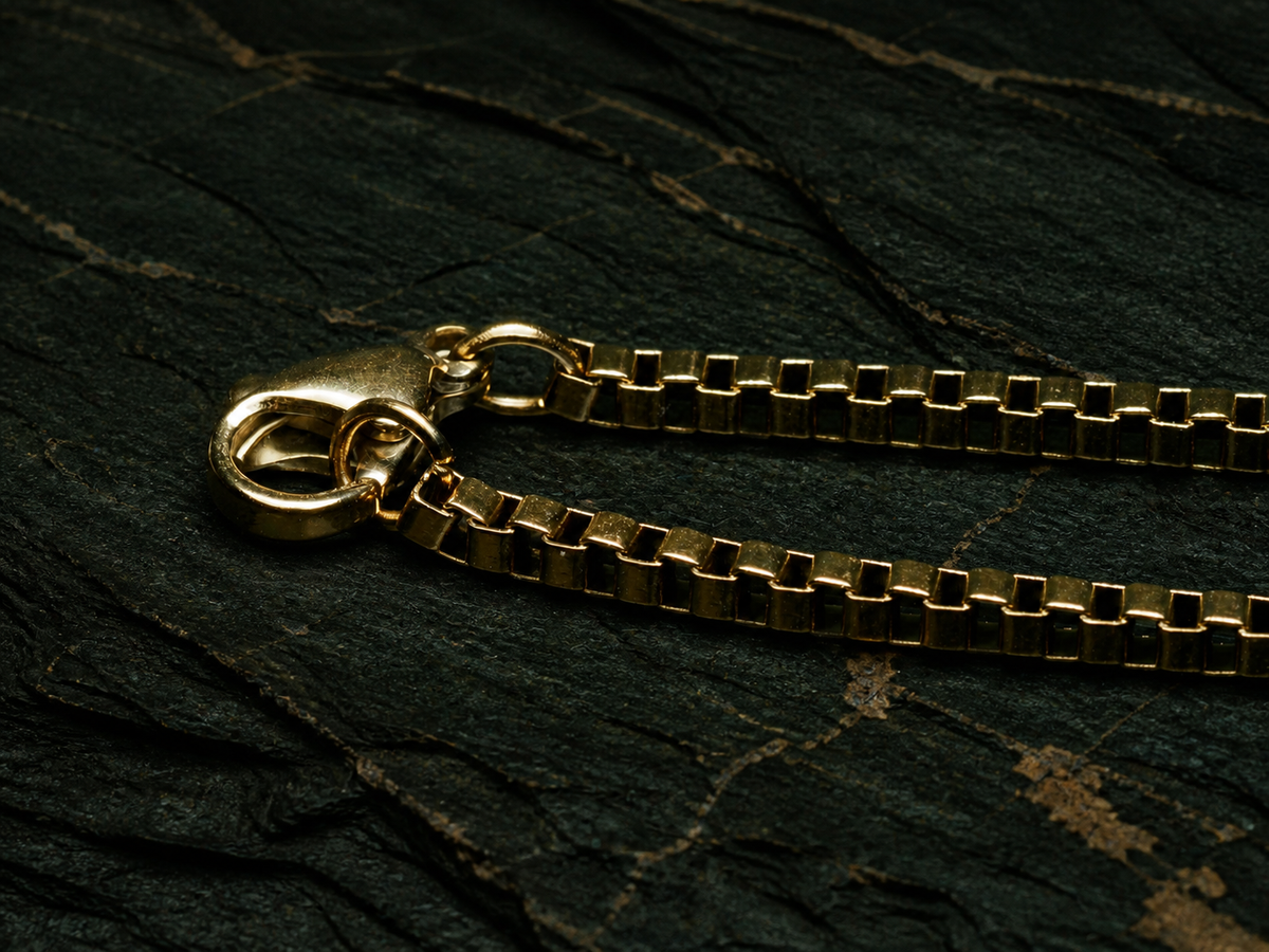 Close-up of the gold-plated loose box chain and clasp